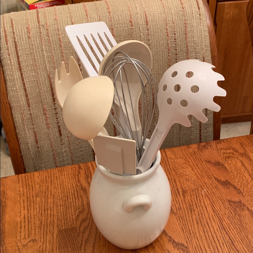 Ceramic Kitchen Utensil Holder for Countertop
Seven utensils.  Good condition